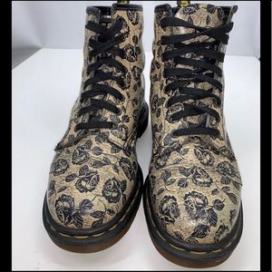 Dr. Martens Black Roses Beige Leather Boots Size 9